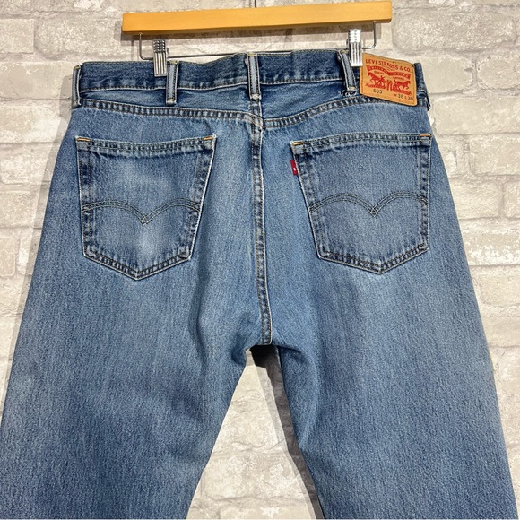 Levi's 505 Men's 38 x 30 Worn In Dad Jeans Straight Leg Distressed Blue Jeans - Picture 4 of 16